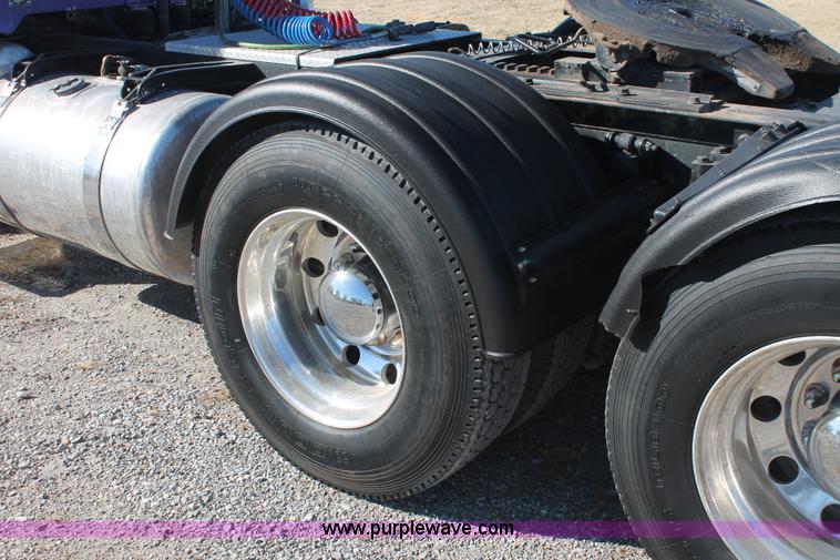 image for item H8277 2005 Peterbilt 379 semi truck