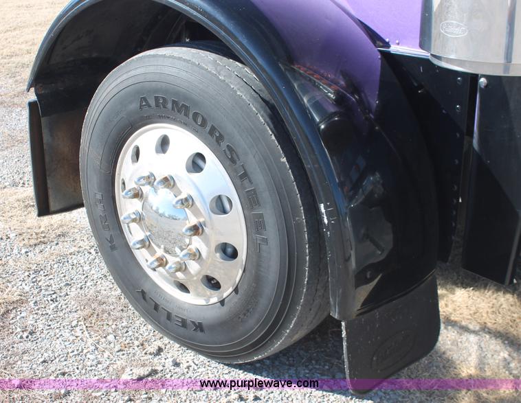image for item H8277 2005 Peterbilt 379 semi truck