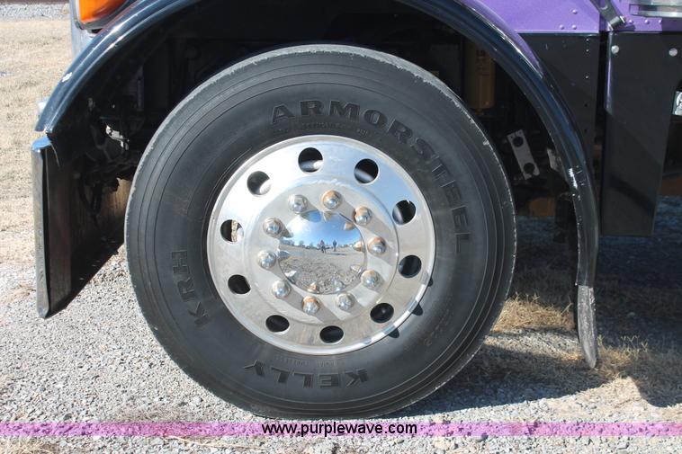 image for item H8277 2005 Peterbilt 379 semi truck