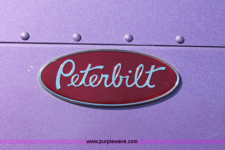 image for item H8277 2005 Peterbilt 379 semi truck