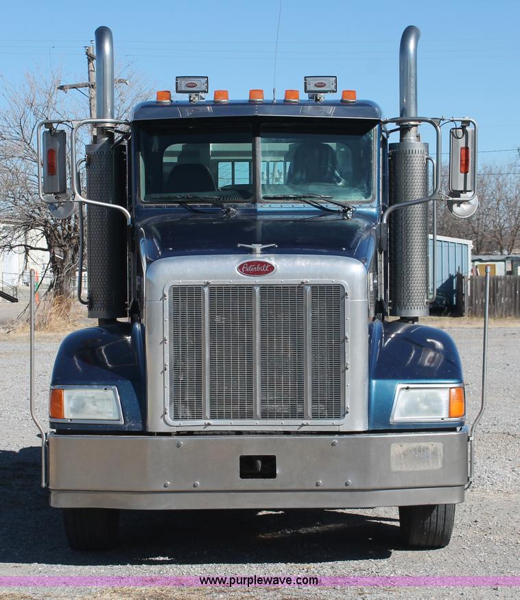 image for item H8278 2005 Peterbilt 385 semi truck