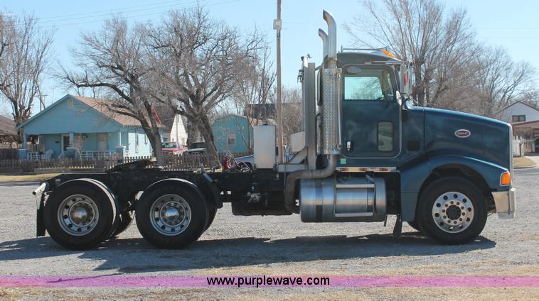 image for item H8278 2005 Peterbilt 385 semi truck