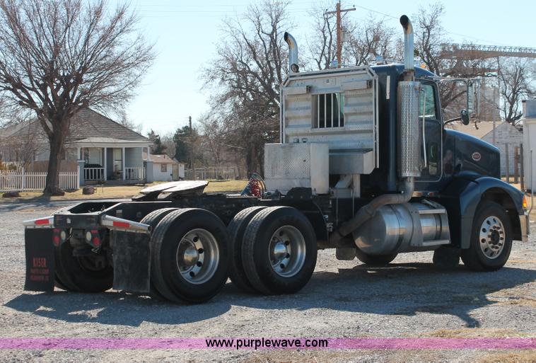 image for item H8278 2005 Peterbilt 385 semi truck