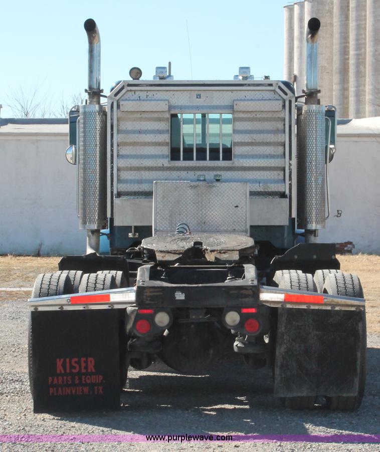 image for item H8278 2005 Peterbilt 385 semi truck