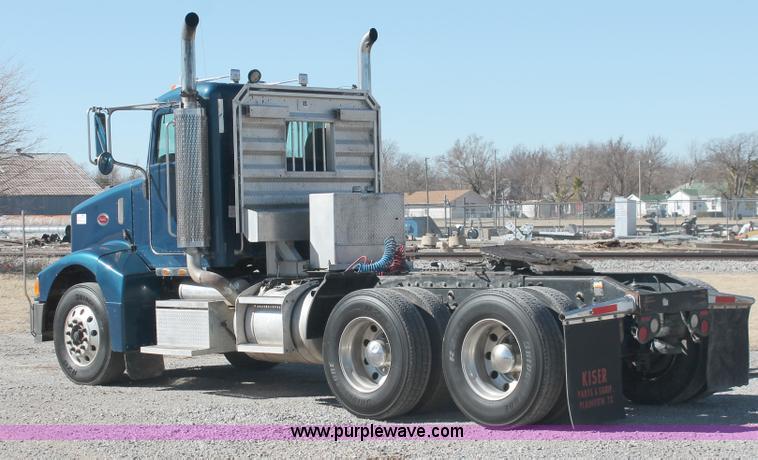 image for item H8278 2005 Peterbilt 385 semi truck