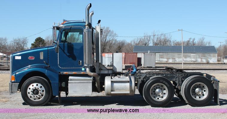 image for item H8278 2005 Peterbilt 385 semi truck