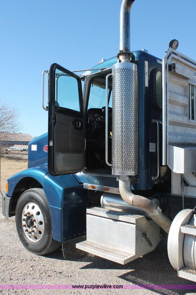 image for item H8278 2005 Peterbilt 385 semi truck