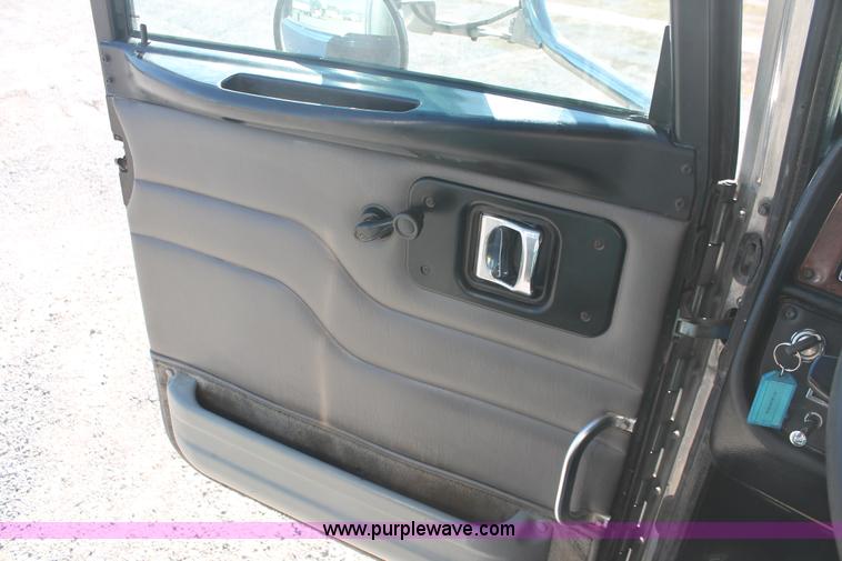 image for item H8278 2005 Peterbilt 385 semi truck