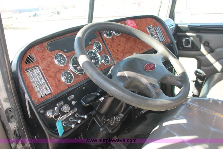 image for item H8278 2005 Peterbilt 385 semi truck