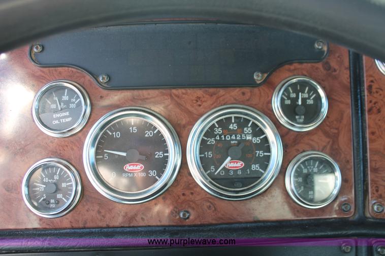 image for item H8278 2005 Peterbilt 385 semi truck