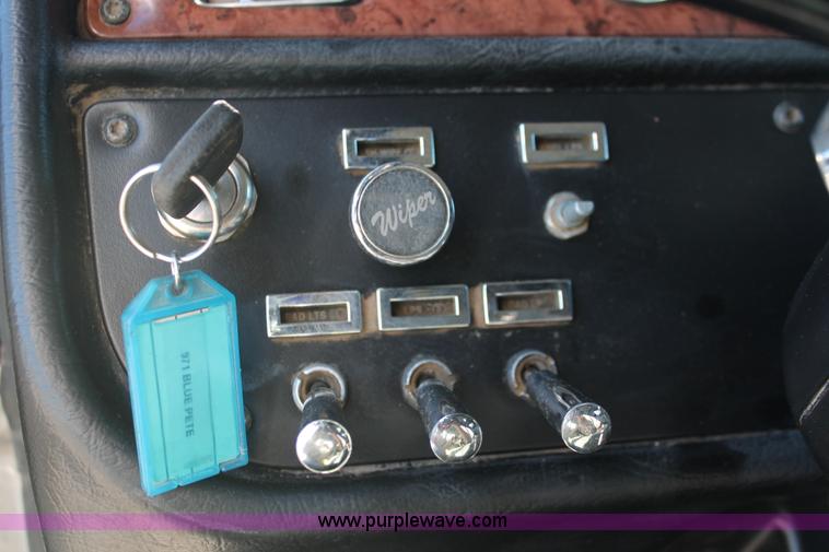 image for item H8278 2005 Peterbilt 385 semi truck