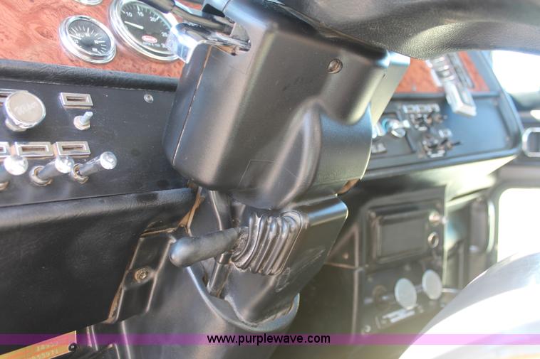 image for item H8278 2005 Peterbilt 385 semi truck