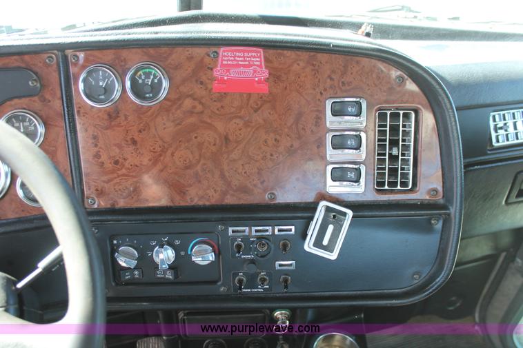 image for item H8278 2005 Peterbilt 385 semi truck