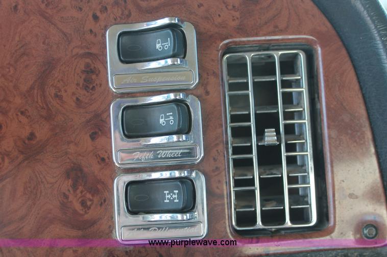 image for item H8278 2005 Peterbilt 385 semi truck