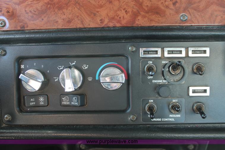 image for item H8278 2005 Peterbilt 385 semi truck