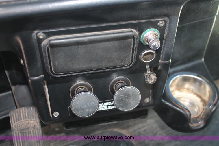 image for item H8278 2005 Peterbilt 385 semi truck