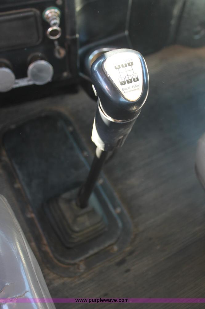 image for item H8278 2005 Peterbilt 385 semi truck