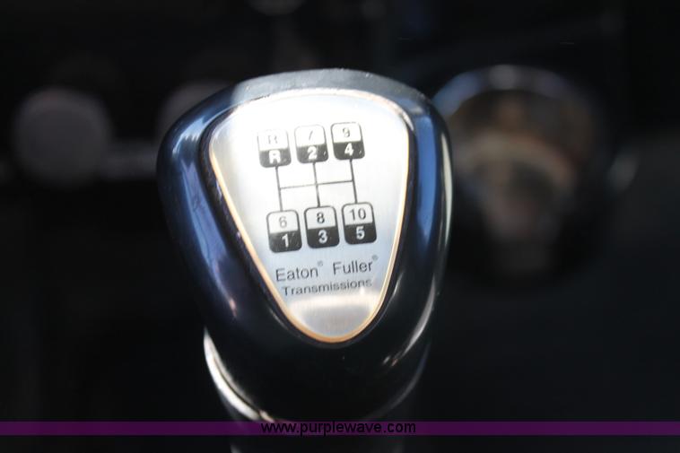 image for item H8278 2005 Peterbilt 385 semi truck