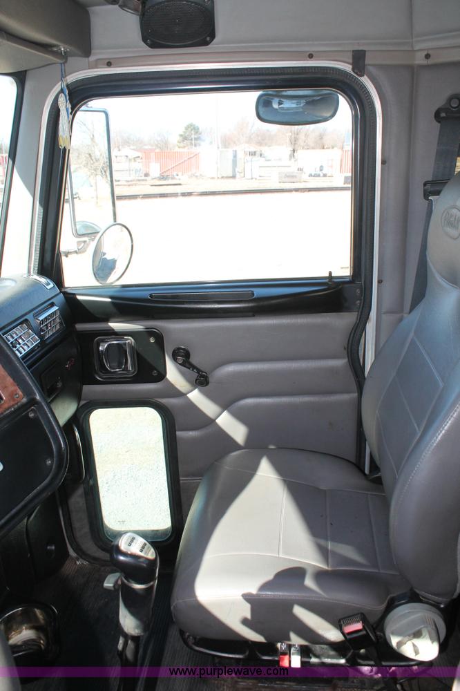 image for item H8278 2005 Peterbilt 385 semi truck