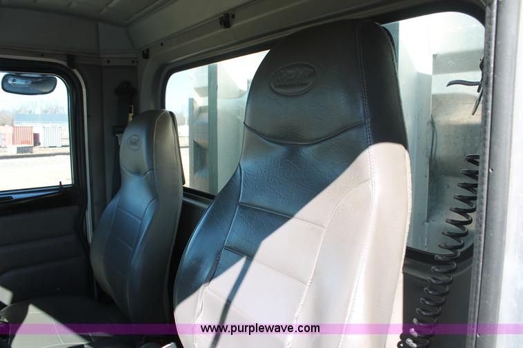 image for item H8278 2005 Peterbilt 385 semi truck