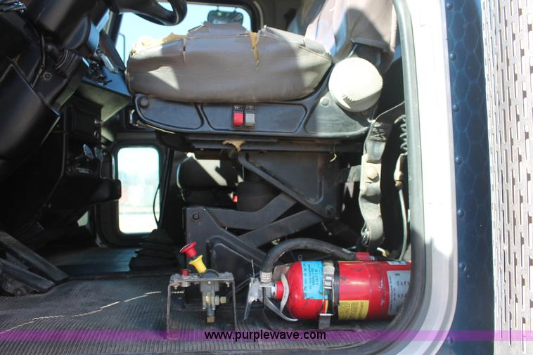 image for item H8278 2005 Peterbilt 385 semi truck