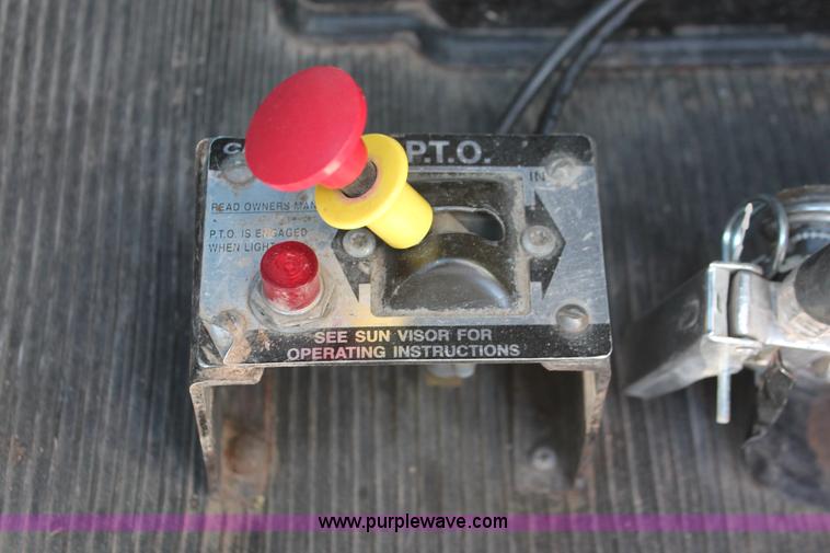 image for item H8278 2005 Peterbilt 385 semi truck