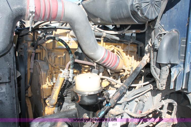 image for item H8278 2005 Peterbilt 385 semi truck