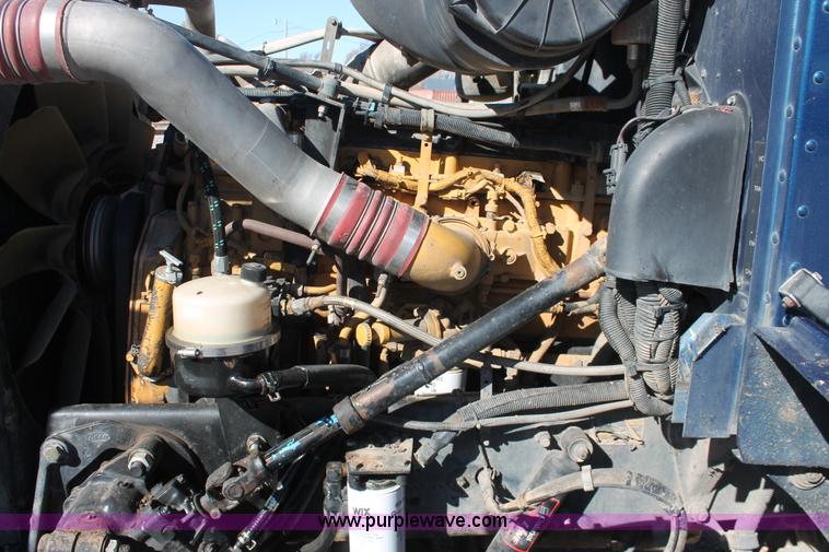 image for item H8278 2005 Peterbilt 385 semi truck