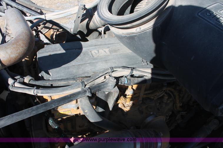 image for item H8278 2005 Peterbilt 385 semi truck