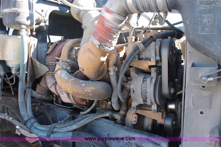 image for item H8278 2005 Peterbilt 385 semi truck