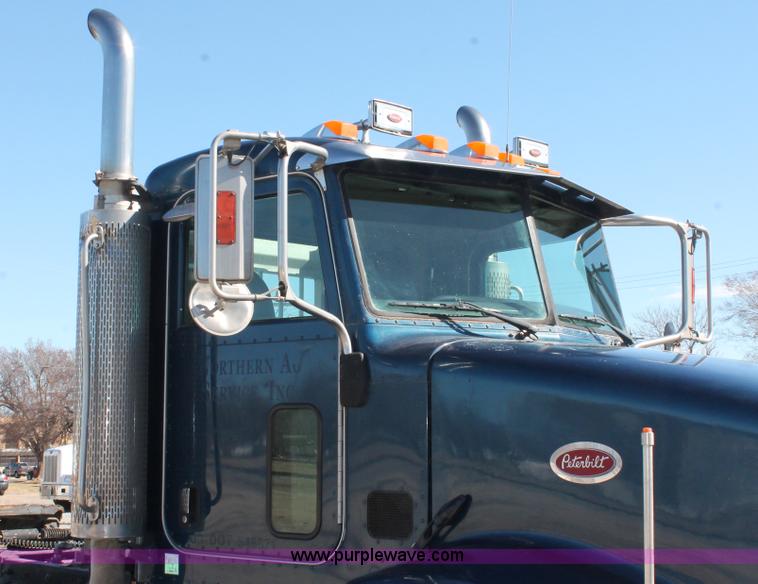 image for item H8278 2005 Peterbilt 385 semi truck