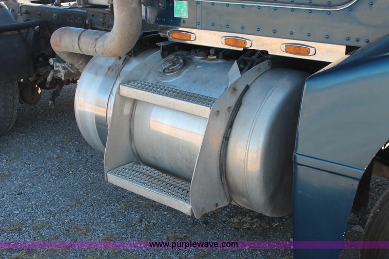 image for item H8278 2005 Peterbilt 385 semi truck