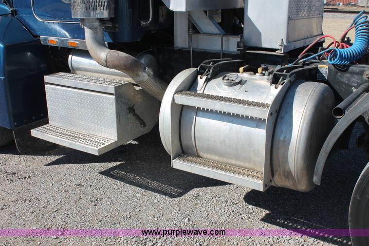 image for item H8278 2005 Peterbilt 385 semi truck