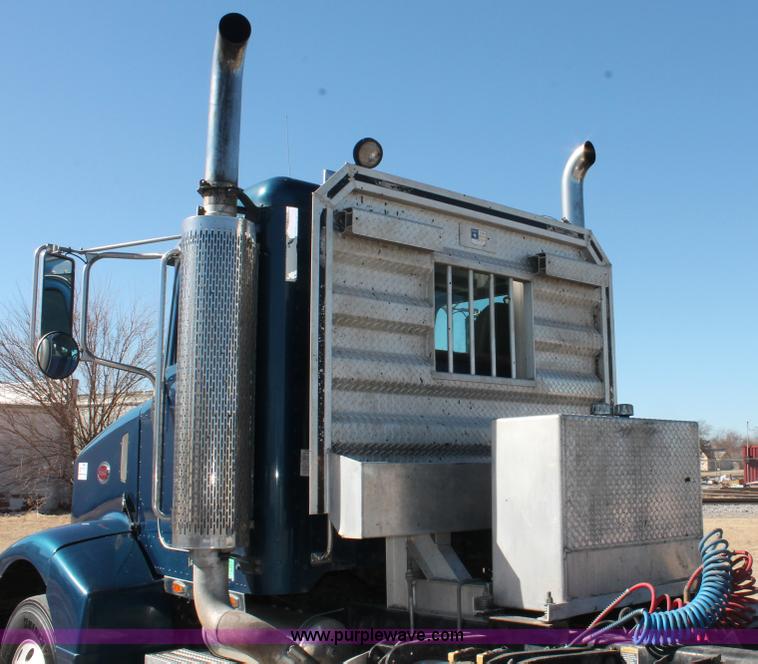 image for item H8278 2005 Peterbilt 385 semi truck