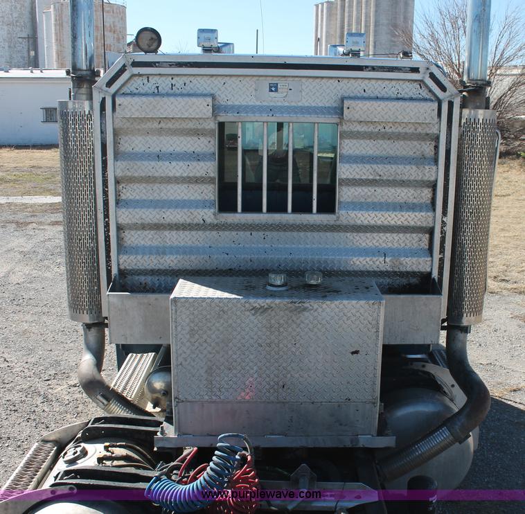 image for item H8278 2005 Peterbilt 385 semi truck