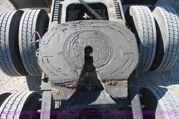 image for item H8278 2005 Peterbilt 385 semi truck