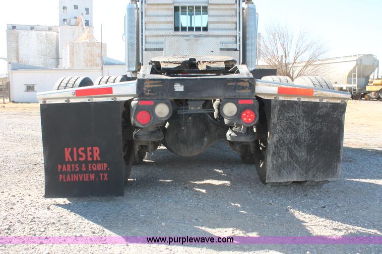 image for item H8278 2005 Peterbilt 385 semi truck