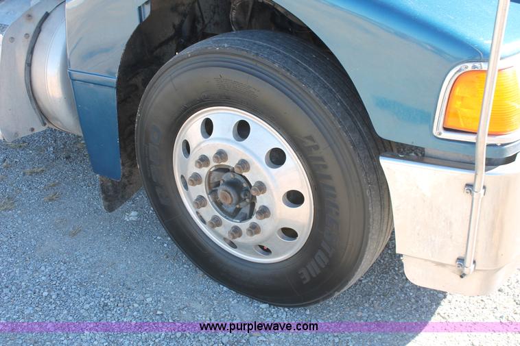 image for item H8278 2005 Peterbilt 385 semi truck