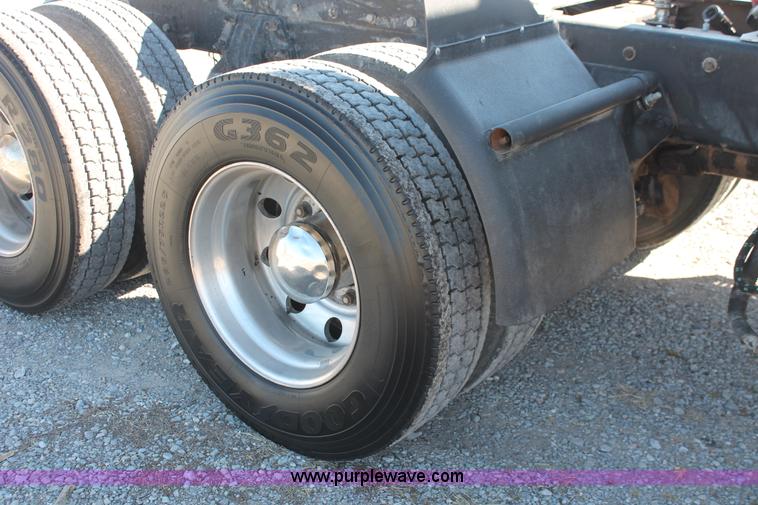 image for item H8278 2005 Peterbilt 385 semi truck