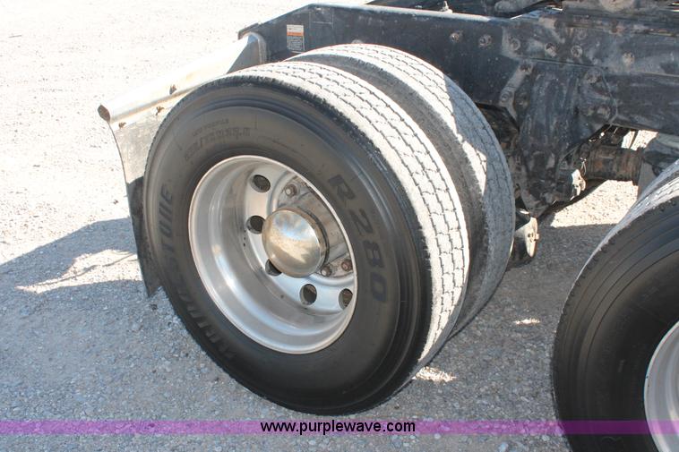 image for item H8278 2005 Peterbilt 385 semi truck