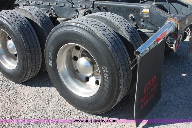 image for item H8278 2005 Peterbilt 385 semi truck