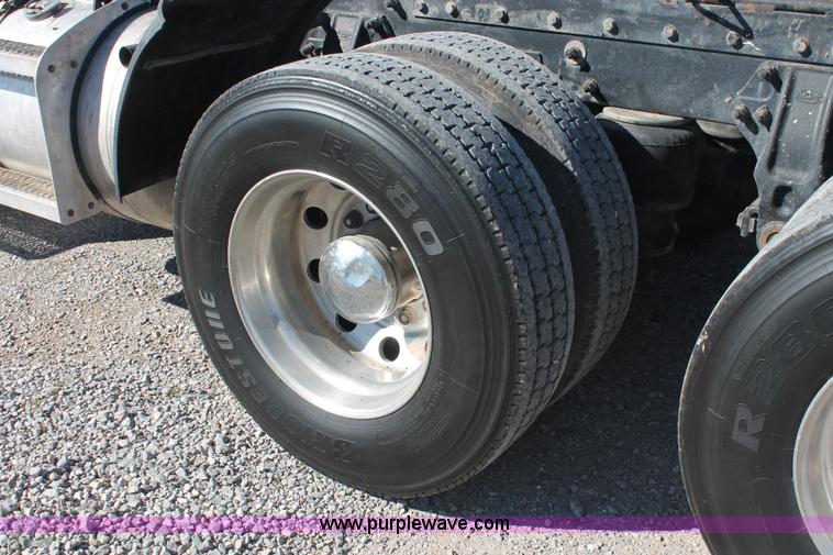 image for item H8278 2005 Peterbilt 385 semi truck