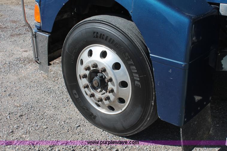 image for item H8278 2005 Peterbilt 385 semi truck