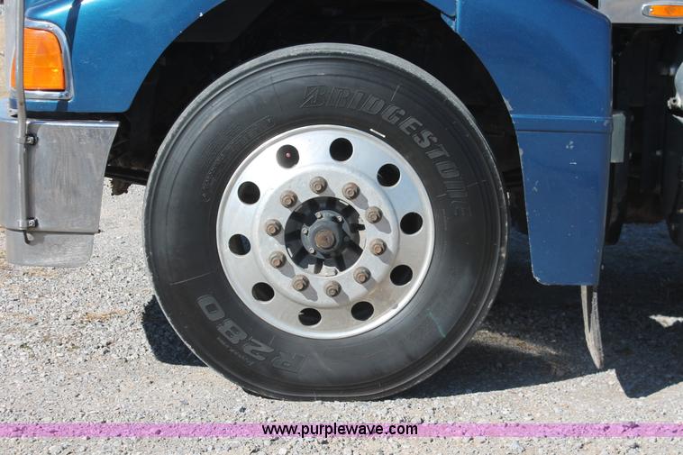 image for item H8278 2005 Peterbilt 385 semi truck