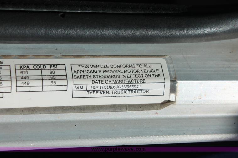 image for item H8278 2005 Peterbilt 385 semi truck