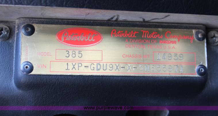 image for item H8278 2005 Peterbilt 385 semi truck