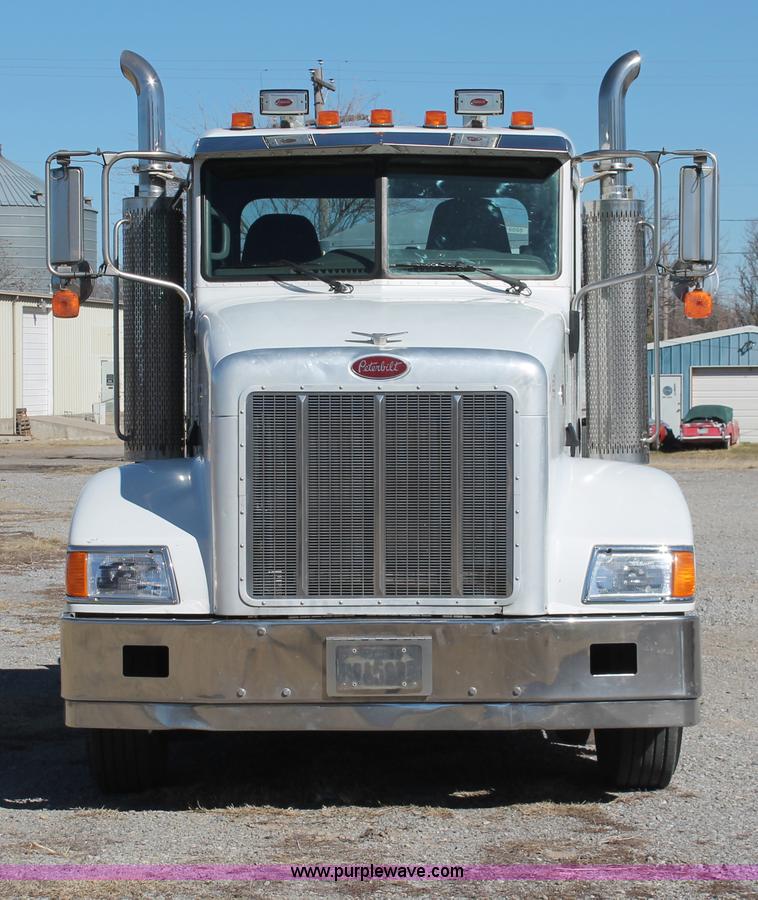 image for item H8279 2006 Peterbilt 385 semi truck
