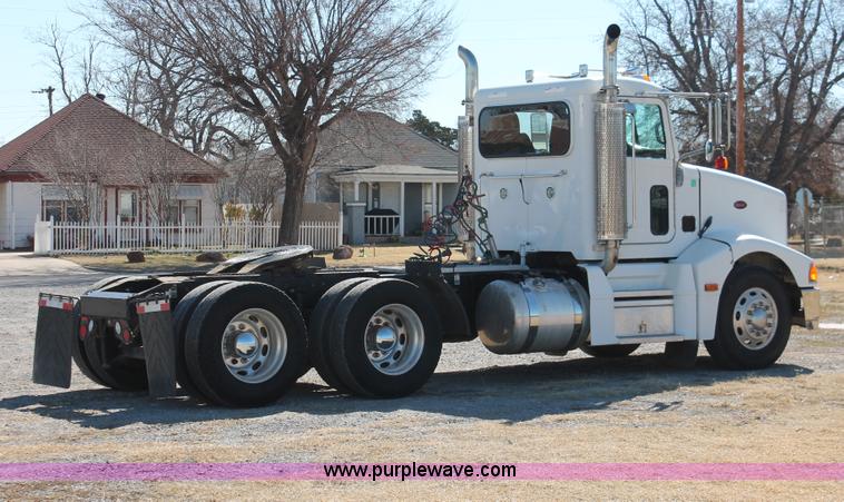 image for item H8279 2006 Peterbilt 385 semi truck