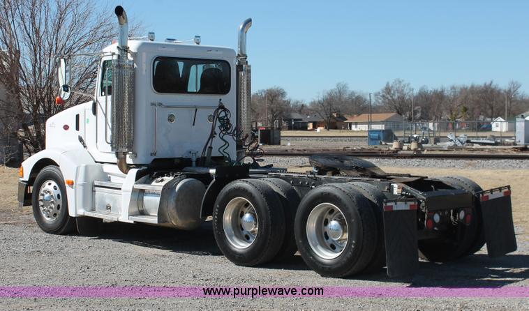 image for item H8279 2006 Peterbilt 385 semi truck