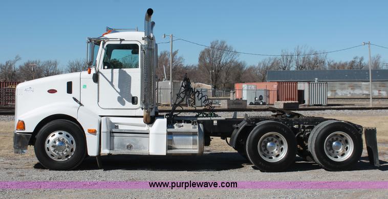 image for item H8279 2006 Peterbilt 385 semi truck